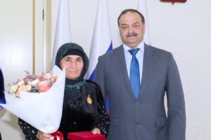 Орден матери из рук главы Республики Дагестан получила уроженка Хунзахского района Аминат Гераева